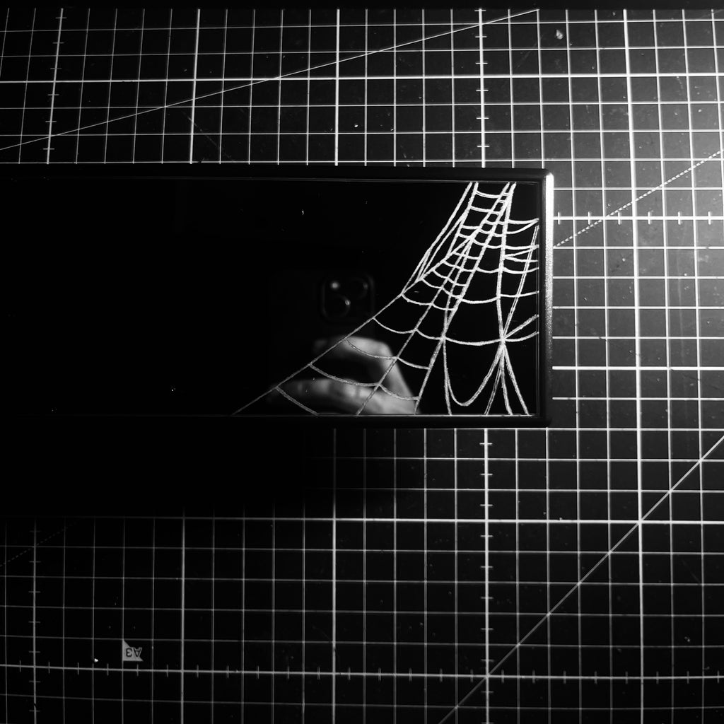 Black widow - clip on rearview mirror